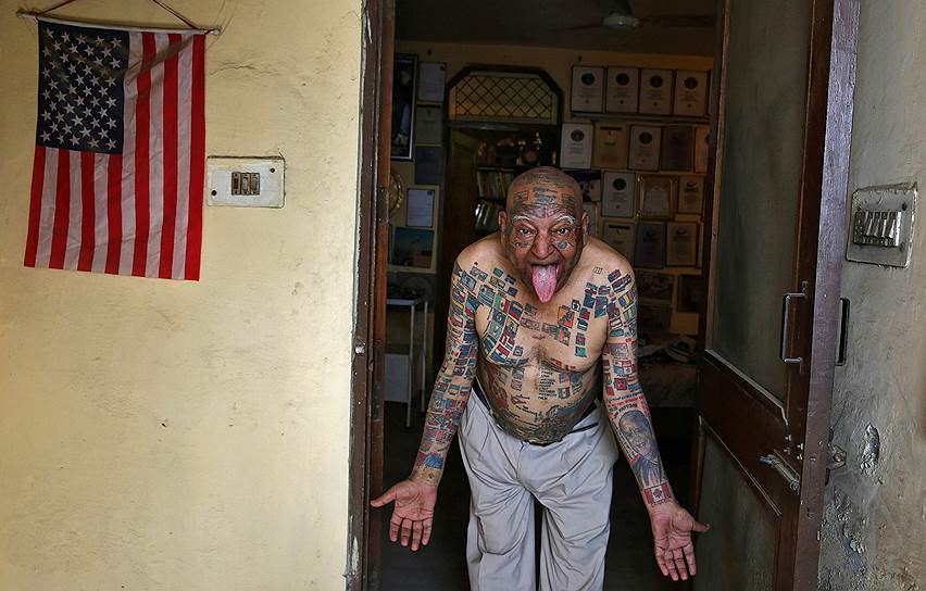 Нью-Дели, Индия. 74-летний Гиннес Риши — многократный чемпион мира по количеству вытатуированных на теле флагов