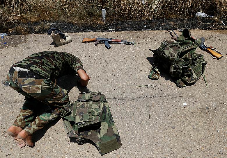 Эль-Фаллуджа, Ирак. Иракский шиитский солдат совершает намаз 