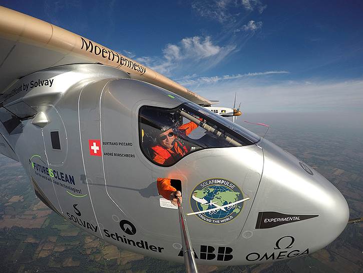 Пенсильвания, США. Бертран Пикар, пилот Solar Impulse 2, самолета на солнечных батареях, делает «селфи» во время полета