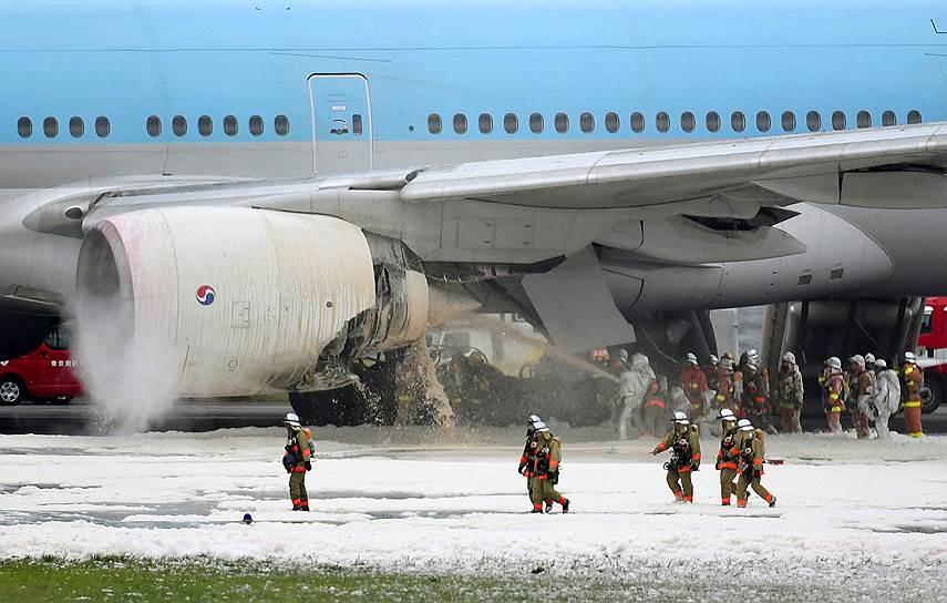 Токио, Япония. Пожарные тушат корейский самолет, загоревшийся в аэропорту 

