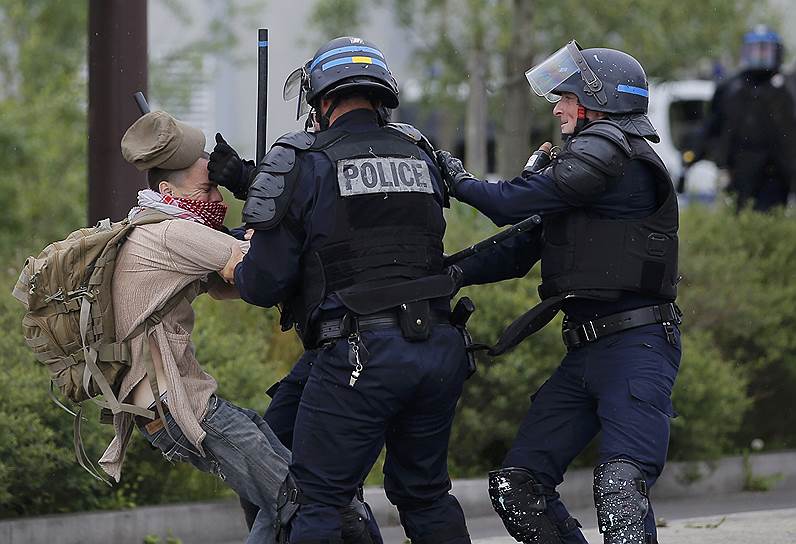 Нант, Франция. Французская полиция задерживает молодежь на демонстрации против предложенной правительством реформы трудового законодательства