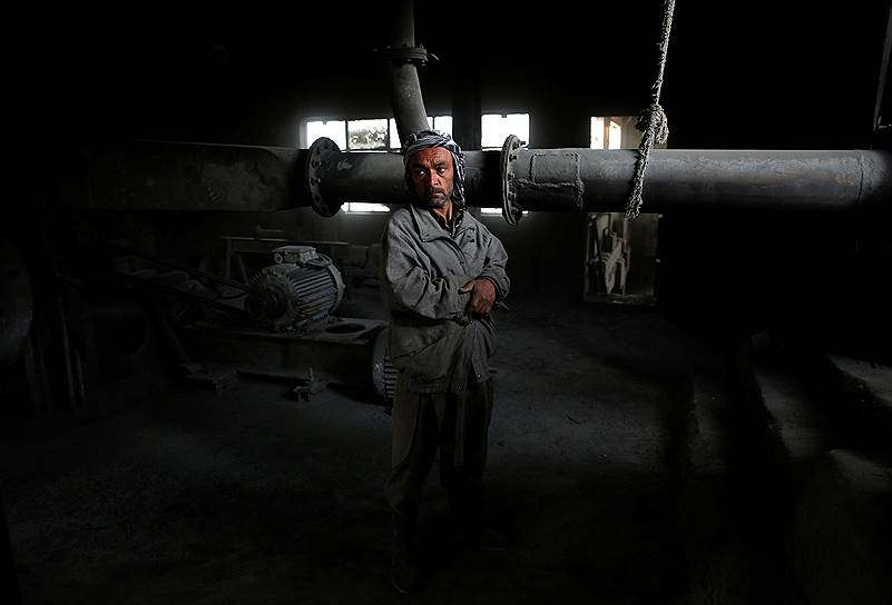 Кабул, Афганистан. Рабочий цементного завода