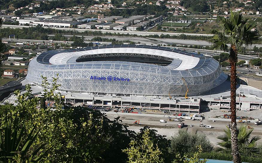 Стадион «Альянц Ривьера» в Ницце на время проведения чемпионата Европы по футболу будет носить название «Стадион Ниццы», был введен в эксплуатацию в 2013 году. Арена оборудована прозрачными фотоэлектрическими облицовочными панелями, которые аккумулируют энергию, оснащена системой сбора дождевой воды и геотермальной системой охлаждения и отопления помещений. В здание стадиона из Парижа перевезен Национальный музей спорта, коллекция которого насчитывает более 100 тыс. экспонатов