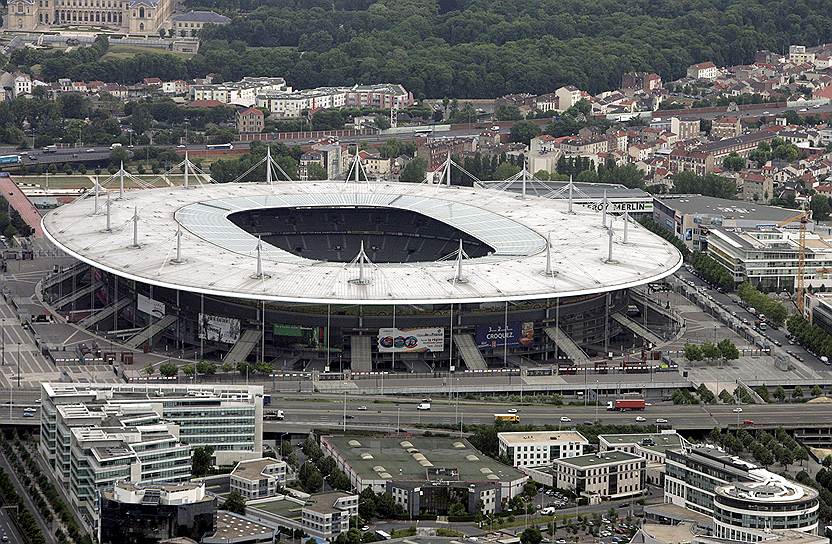 Стадион «Стад де Франс» был построен в Париже специально к чемпионату мира по футболу 1998 года, который проводился во Франции. Стадион вмещает около 80 тыс. зрителей. «Стад де Франс» примет семь матчей Евро-2016, включая финальный