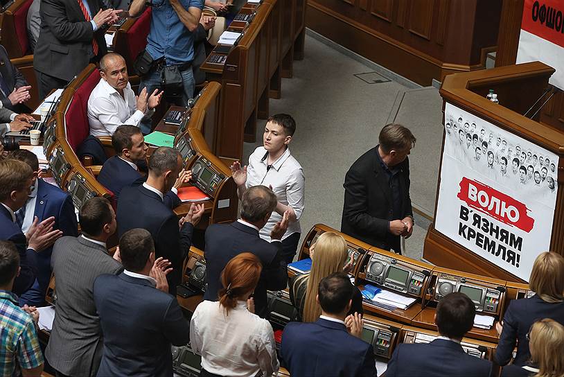 Украинский политик, военнослужащая Надежда Савченко (в центре)