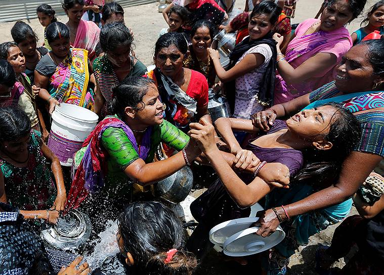 Ахмадабад, Индия. Местные жители дерутся за бесплатную питьевую воду, которую раздают коммунальные службы 