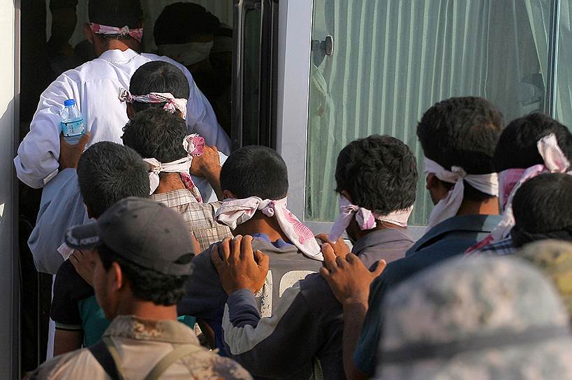Эль-Фаллуджа, Ирак. Задержанные во время боев за город между иракскими военными и боевиками «Исламского государства» (ИГ; запрещено в России)