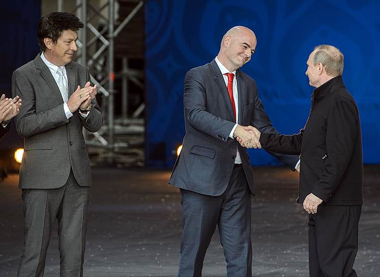 Президент FIFA Джанни Инфантино (в центре) быстро стал лучшим другом российского народа