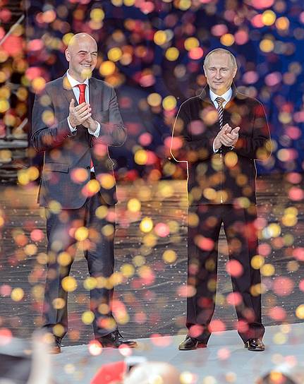 Москва, Россия. Президент Владимир Путин (справа) и президент Международной федерации футбола Джанни Инфантино на торжественной церемонии старта волонтерской программы Чемпионата мира по футболу 2018 в России