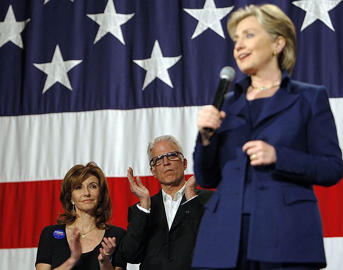 Слева на право: актриса Мэри Стинберген, ее муж актер Тед Дэнсон и Хиллари Клинтон