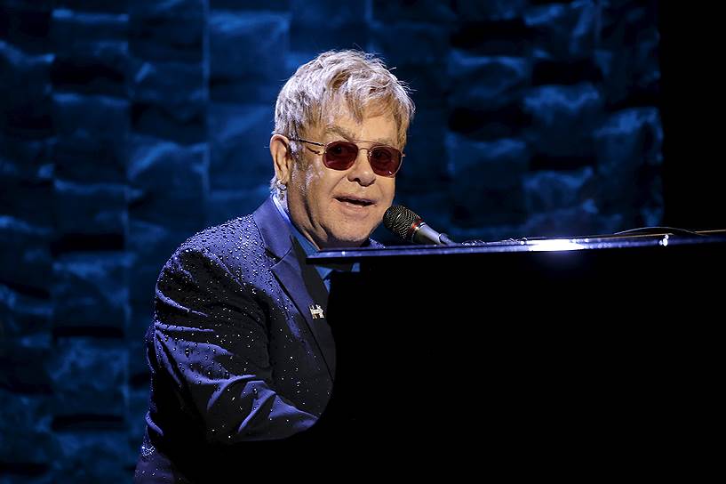 Британский певец Элтон Джон выступает на благотворительном концерте в поддержку Хиллари Клинтон