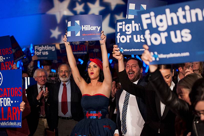 Певица Кэти Перри (в центре) на митинге в поддержку Хиллари Клинтон