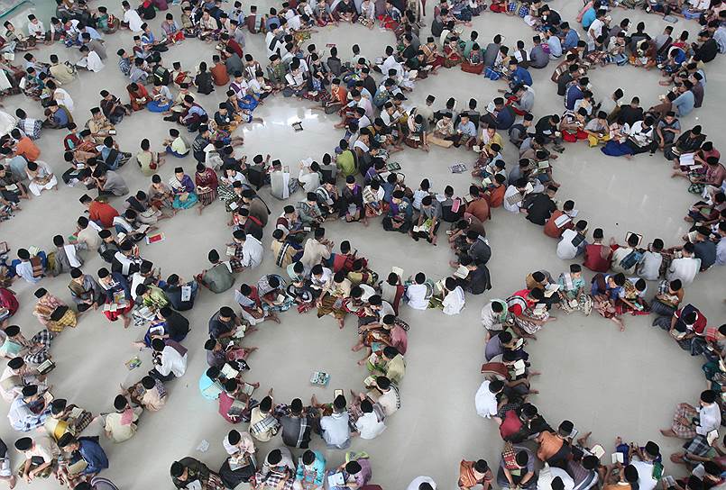Медан, Индонезия. Ученики исламской школы изучают Коран в первый день Рамадана