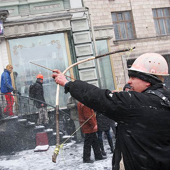 Январь 2014 года. Во время беспорядков на Украине протестующие использовали самодельные луки