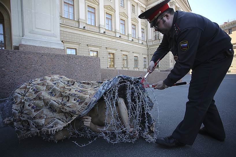 
Сотрудники полиции освободили Петра Павленского из «кокона» при помощи садовых ножниц, после чего художника отправили в психиатрическую больницу, а затем отпустили
