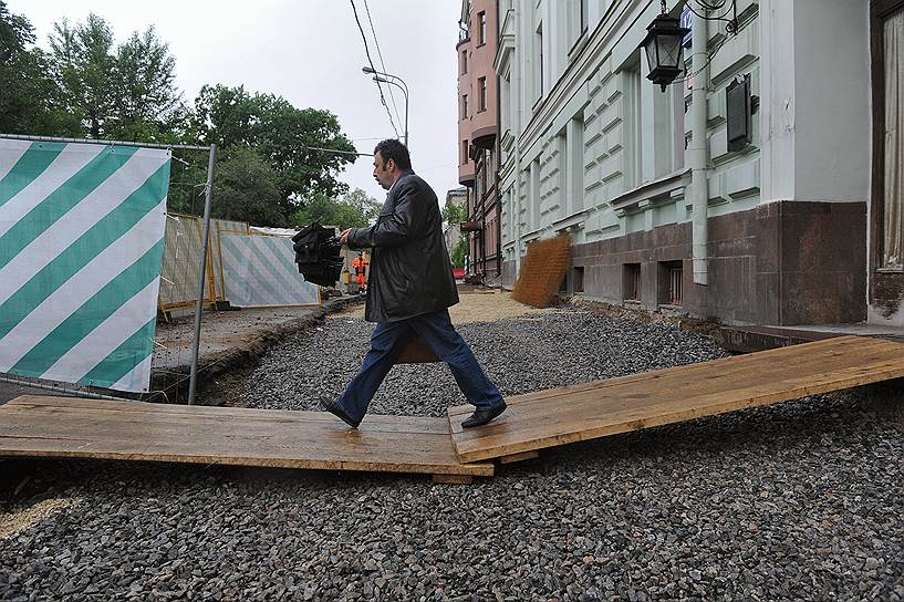 147 млн руб. уйдет на работы в Черниговском переулке. Жителей порадуют живыми изгородями, декоративными скамейками, бетонными цветочницами и «подвесными улитками»