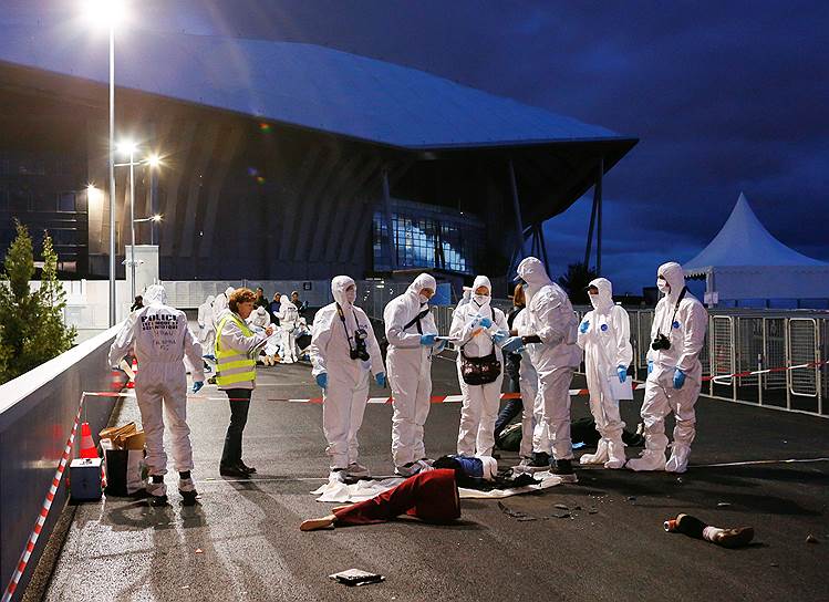 Французские эксперты-криминалисты принимают участие в учениях у стадиона «Стад де Люмьер» в Лионе 