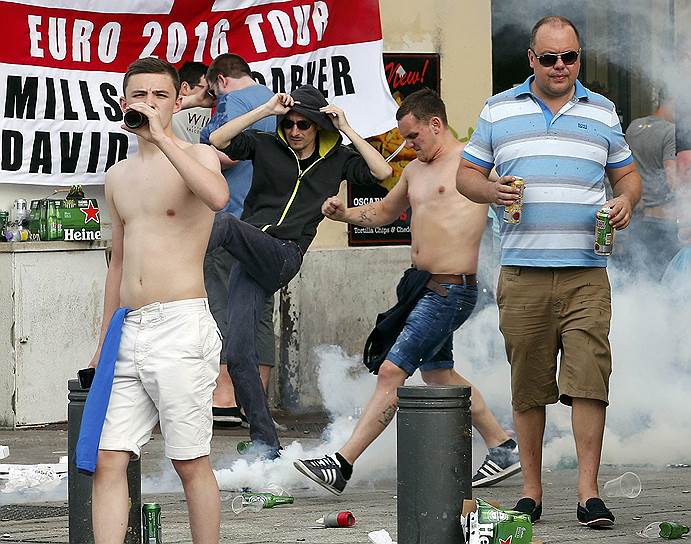 Марсельская полиция применила против пивших пиво и певших провокационные песни английских болельщиков «избыточную силу» в виде слезоточивого газа