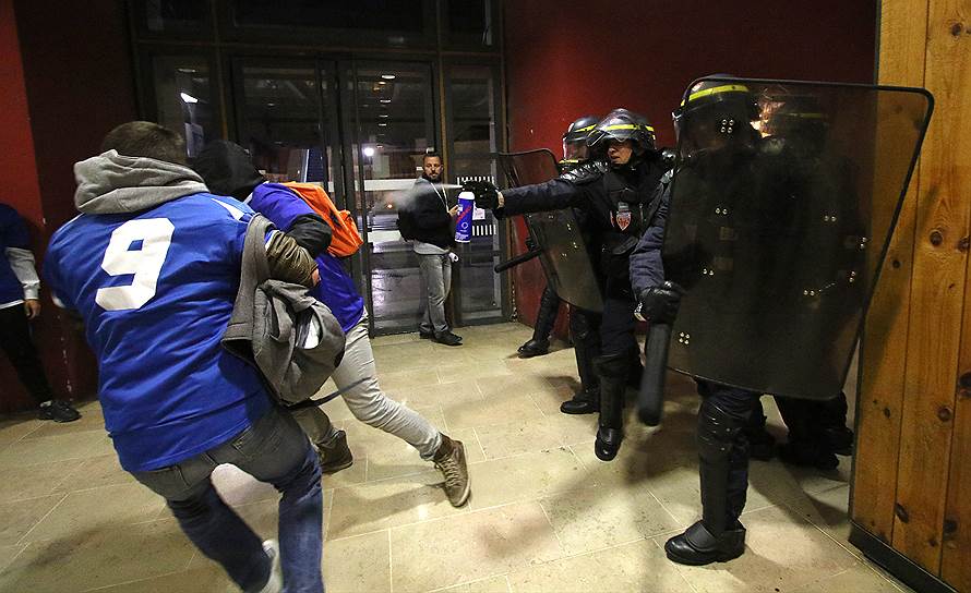 Французские полицейские во время столкновений между болельщиками на вокзале Сен-Шарль в Марселе 