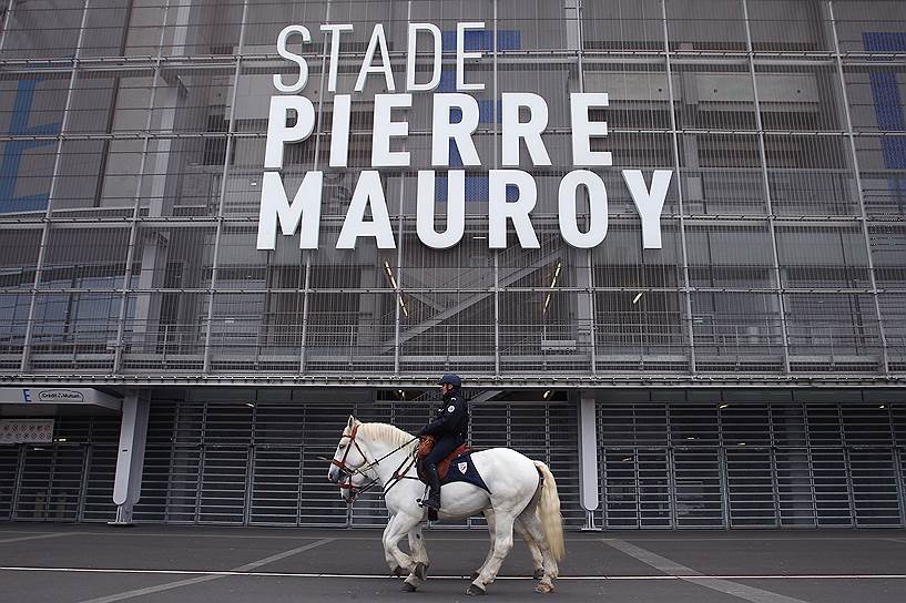 Французский конный полицейский у стадиона «Пьер Моруа» в городе Вильнев-дАск
