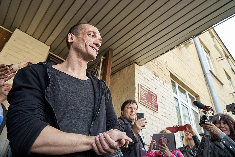 8 июня. Суд приговорил Петра Павленского к штрафу за поджог двери ФСБ
