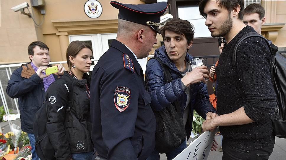 Почему московская полиция задержала двух участников акции памяти о жертвах трагедии в Орландо