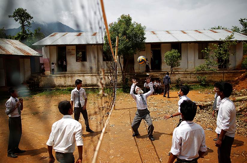 Сьянгджа, Непал. 68-летний Дурга Ками, учащийся десятого класса, на перемене с одноклассниками