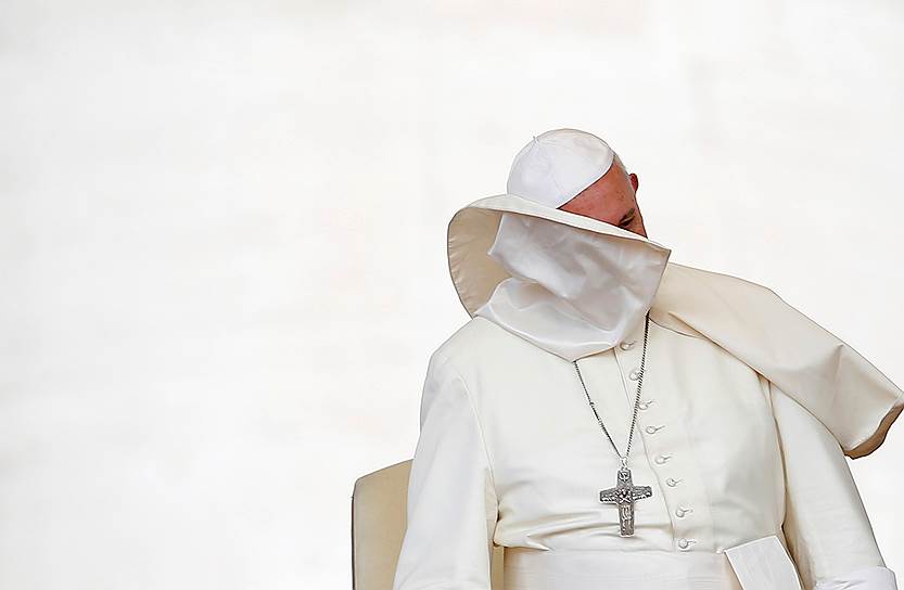 Ватикан, Италия. Папа римский Франциск во время еженедельной аудиенции на площади Святого Петра