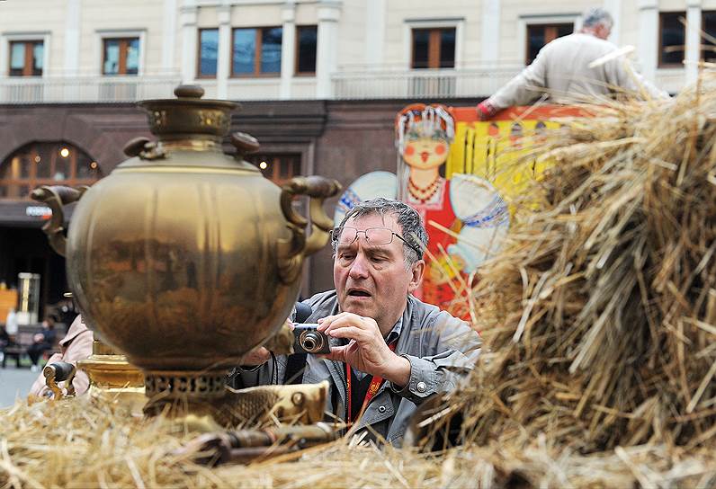 Мэрия потребовала, чтобы телеги были декорированы «живыми горшечными растениями, деревянными ящиками с бутафорскими продуктами, натуральным сеном», а также бутафорскими «флягами, кувшинами, изделиями народных промыслов и ремесел». Внутри телег должны быть глиняные горшки, лошадиная упряжь, а также лопаты, вилы и бороны