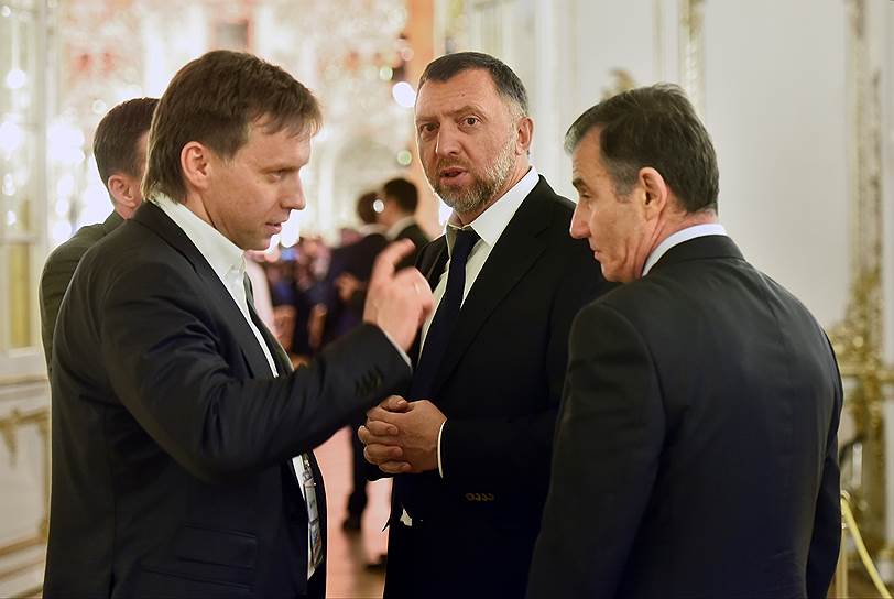 Президент компании &quot;Русал&quot; Олег Дерипаска (в центре) на приеме Сбербанка и Валерия Гергиева в Екатерининском дворце Царского Села