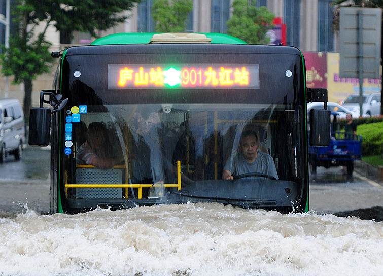 Цзянси, Китай. Автобус едет по затопленной улице
