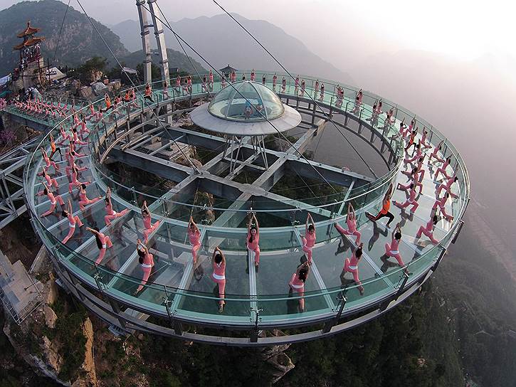 Пекин, Китай. Массовое занятие йогой на стеклянной смотровой площадке в преддверии Международного дня йоги 