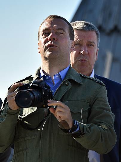 Премьер России Дмитрий Медведев (на переднем плане)  и глава Карелии Александр Худилайнен 