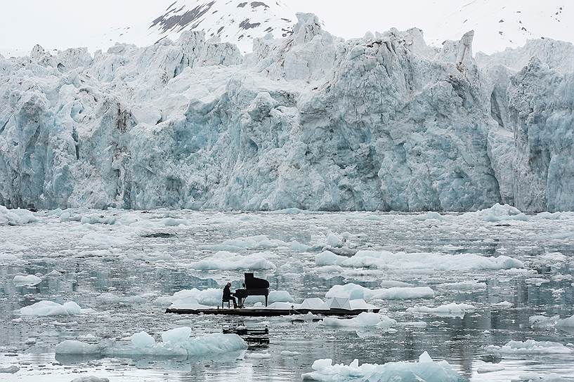 Северный Ледовитый океан. Выступление итальянского композитора Людовико Эйнауди у архипелага Шпицберген в поддержку кампании Greenpeace «Защитим Арктику»