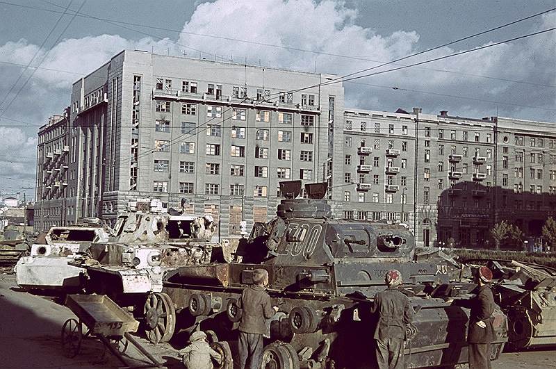 Украина, Харьков. Дети рассматривают подбитые немецкие танки, собранные на Привокзальной площади оккупированного города