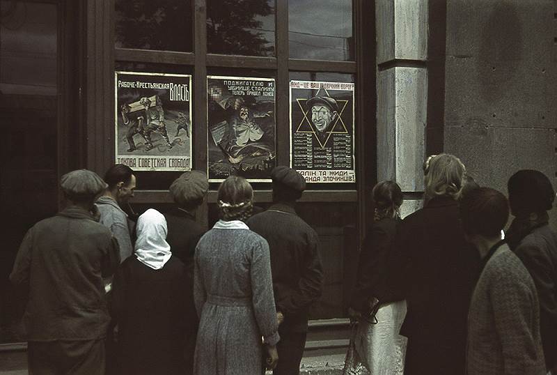 Украина, Харьков. Местные жители смотрят на плакаты немецкой пропаганды