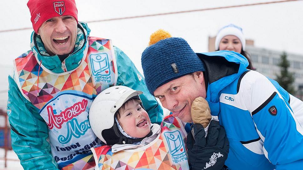Программа «Лыжи мечты» учит взрослых и детей с физическими и ментальными ограничениями катанию на горных лыжах. Реабилитацию уже прошли более 3000 человек в 16 регионах России