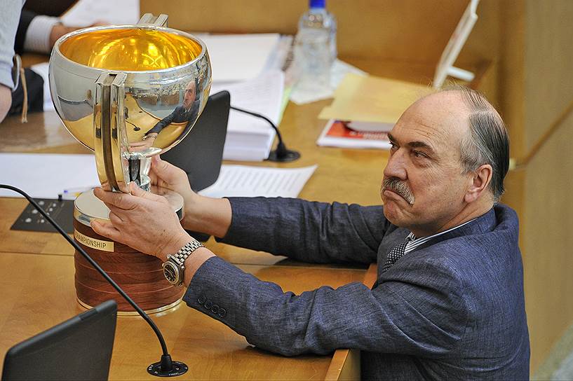 Член комитета по энергетике Владимир Пехтин с Кубком чемпионата мира по хоккею