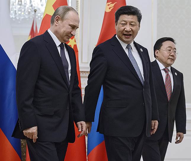 Слева направо: президент России Владимир Путин, председатель КНР Си Цзиньпин, президент Республики Монголия Цахиагийн Элбэгдорж 