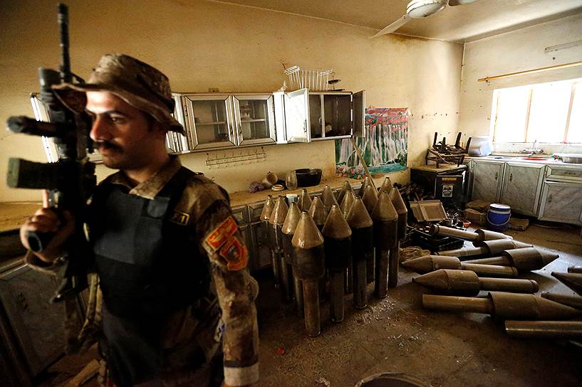 Эль-Фаллуджа, Ирак. Солдат иракских контртеррористических сил на фабрике по производству оружия, отбитой у «Исламского государства»