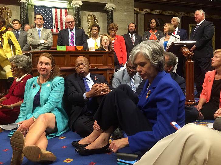 23 июня. Демократы устроили сидячую забастовку в Конгрессе США. Они требуют ограничить оборот стрелкового оружия