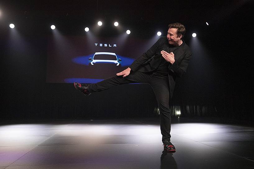 В марте 2019 года компания Tesla представила Model Y — новую модель электрического кроссовера. В базовой комплектации максимальная скорость автомобиля составит 190 км/ч, а запас хода — 370 км <br></p><p>На фото: Илон Маск во время презентации Model Y