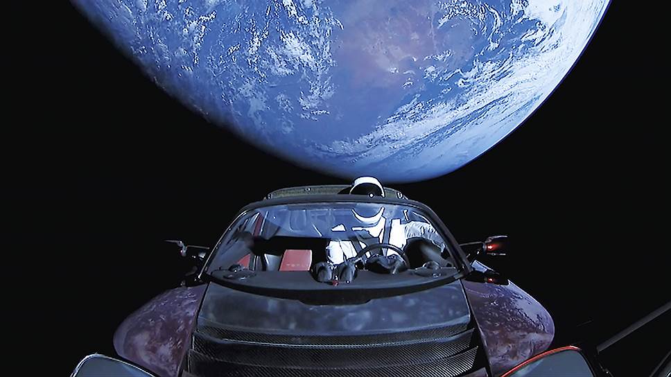 6 февраля 2018 года Илон Маск запустил ракету Falcon Heavy в космос, которая вывела на орбиту его спортивный электрокар Tesla Roadster с манекеном в салоне. Автомобиль был использован в качестве полезной нагрузки   