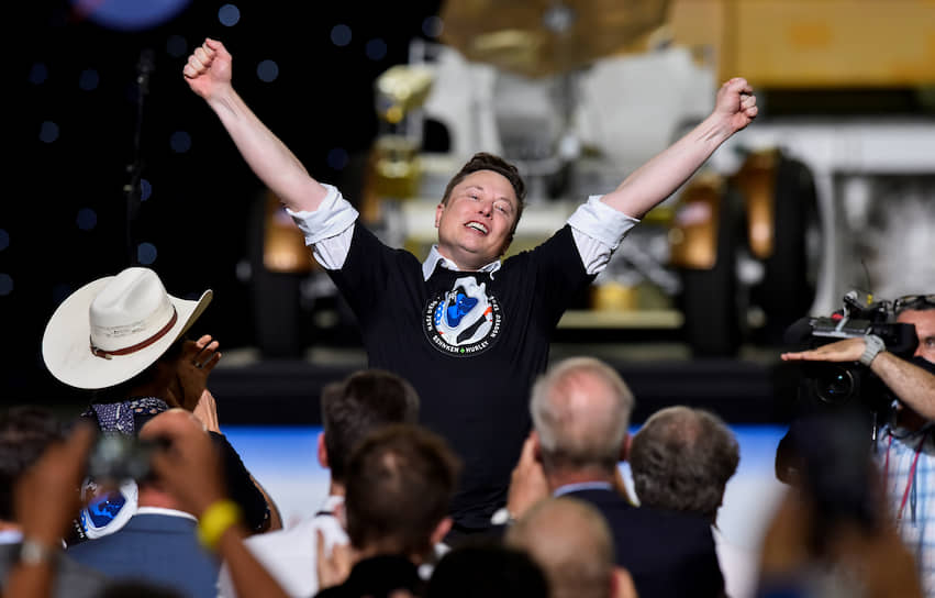 30 мая 2020 года состоялся первый пилотируемый полет космического корабля Илона Маска под названием Crew Dragon. Первая ступень Falcon 9 успешно вернулась на Землю и приземлилась на плавучую платформу в Атлантическом океане через 10 минут после старта. Корабль успешно вышел на орбиту и состыковался с МКС