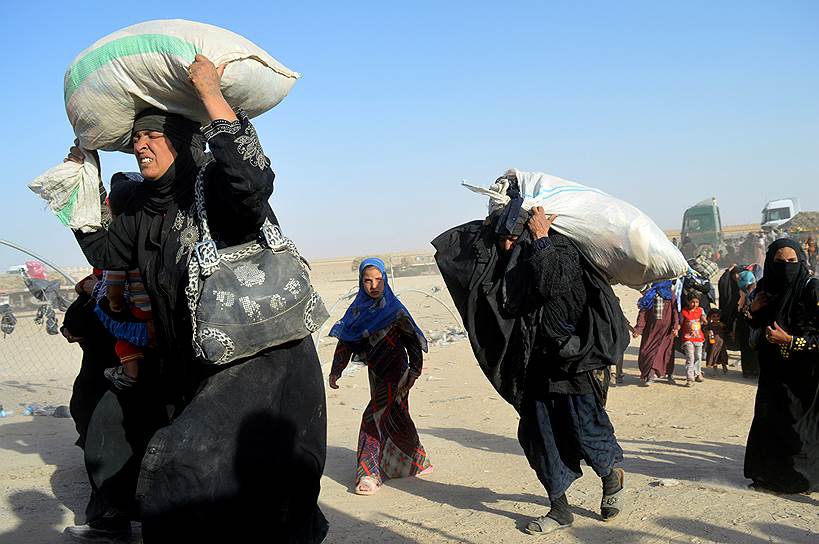 Рамади, Ирак. Женщины, бежавшие от «Исламского государства», прибывают на военную базу иракских военных