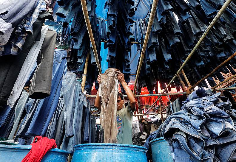 Мумбаи, Индия. Стирка ношеных штанов для дальнейшей продажи их в секонд-хэнде