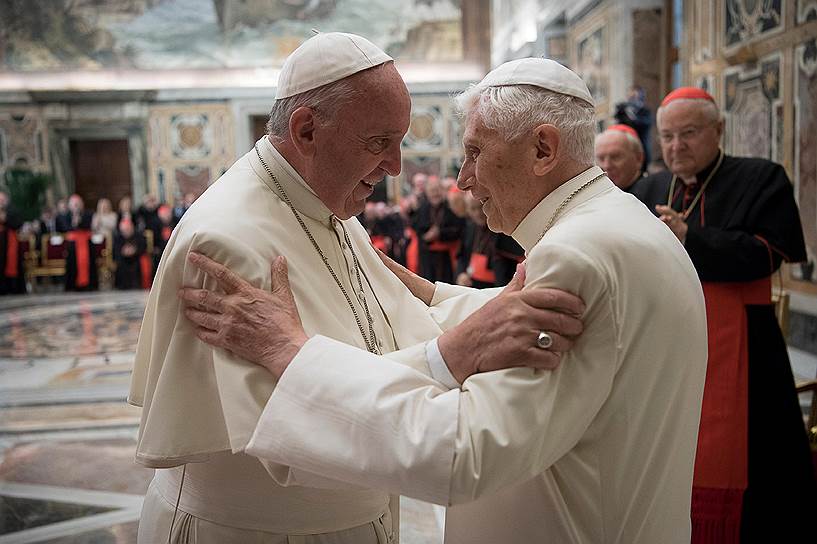 Ватикан, Италия. Бывший папа римский Бенедикт (справа) и нынешний папа Франциск во время празднования 65-й годовщины рукоположения последнего в священники