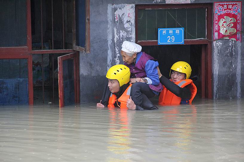 Чунцин, Китай. Спасение жителя из затопленного дома