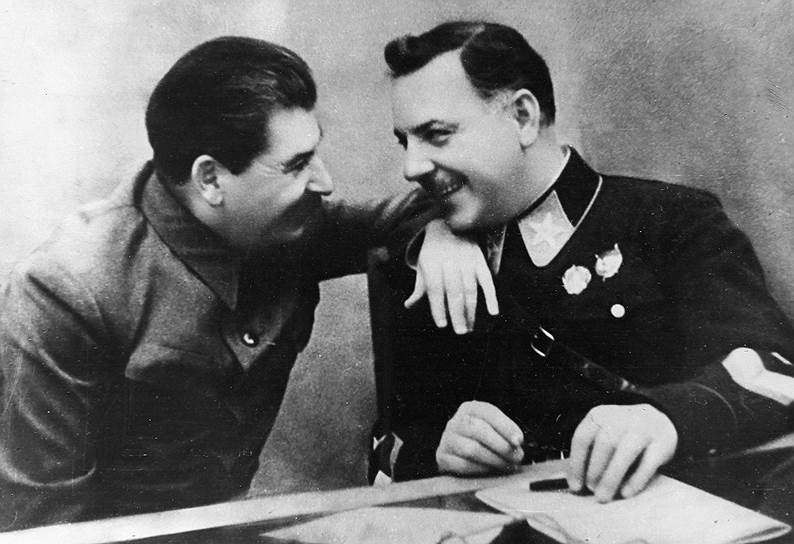 «Сталин дошел до такого нелепого смехотворного подозрения, будто Ворошилов (на фото справа) является английским агентом... И к нему дома был подставлен специальный аппарат для подслушивания его разговоров»