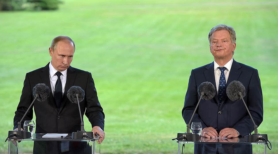 Президенты России и Финляндии на пресс-конференции время от времени зеленели так же, как лужайка за ними